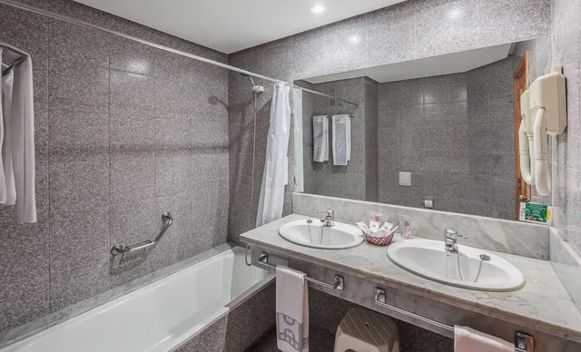 غرفة بسرير كينج بإطلالة على البحر، Hotel Puerto Palace 9/10