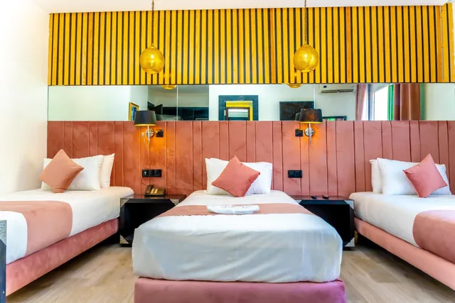 غرفة ثلاثية، Hotel Les Ambassadeurs 1/10