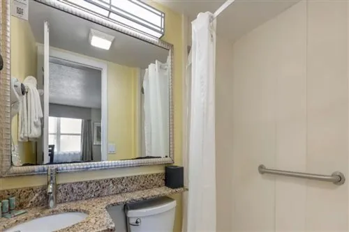 غرفة بسريرين كوين بإطلالة جزئية على البحر، Best Western Cocoa Beach Hotel and Suites 1/1
