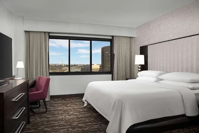 1 Bedroom, Suite, King Bed, Statue View، Embassy Suites By Hilton Crystal City National Airport 1/5