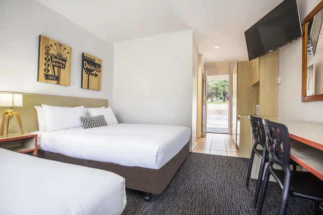 غرفة قياسية بسرير كوين وسرير فردي مع سرير إضافي، Burvale Hotel 1/3