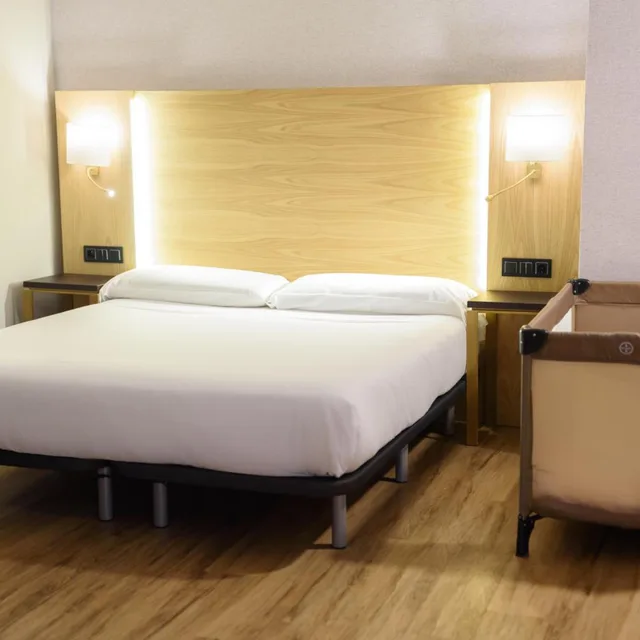 غرفة بسرير مزدوج مع سرير إضافي، Hotel Zentral Mayoral Toledo 3/7