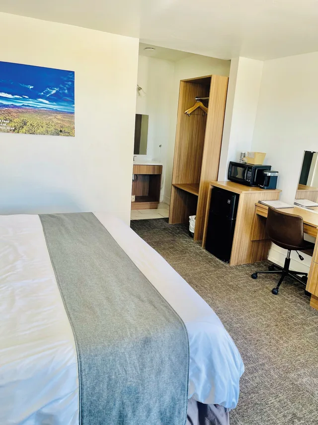 Room, King Bed, Blue Sage Inn & Suites 3/4