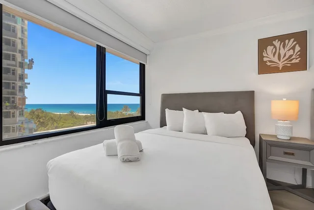 Coastal, Chic, King Bed, 1 King and 2 Queen Beds, Sofa، The Alexander All Suite Oceanfront Resort 1/4