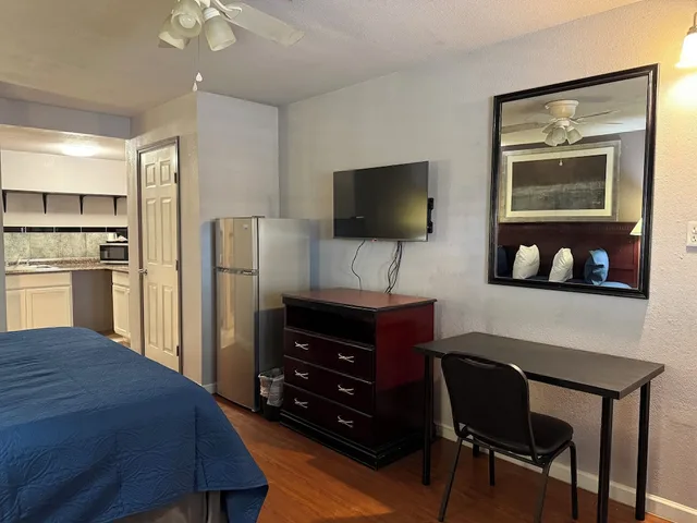 Mini, Studio, King Bed, Kitchen, R Nite Star Inn & Suite 3/5