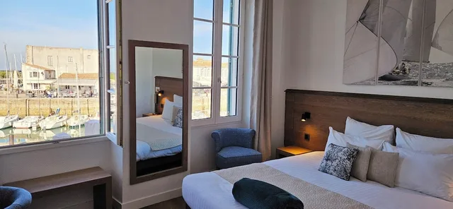 غرفة سوبيريور بسرير كوين بإطلالة على المرفأ، Hotel Du Port 2/7