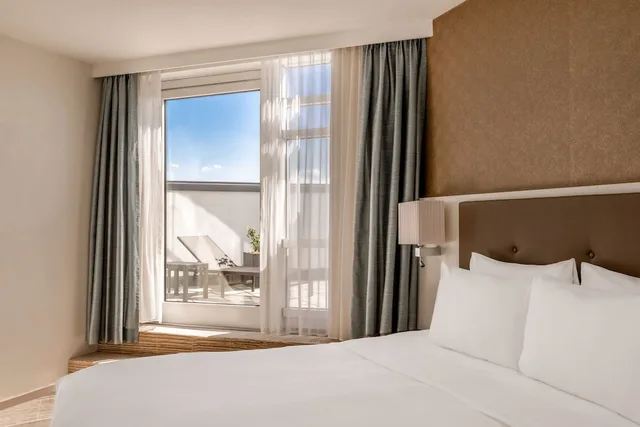 جناح جونيور بسرير كينج بشرفة بغرفة نوم واحدة، Munich Marriott Hotel 2/6