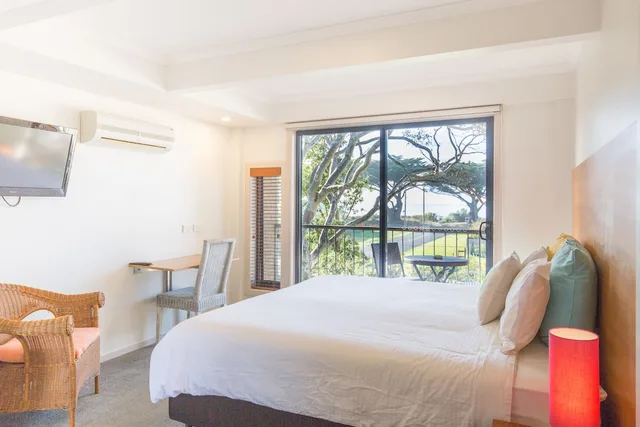 غرفة بسرير كينج بإطلالة على البحر بشرفة، Sandpiper Motel 4/8