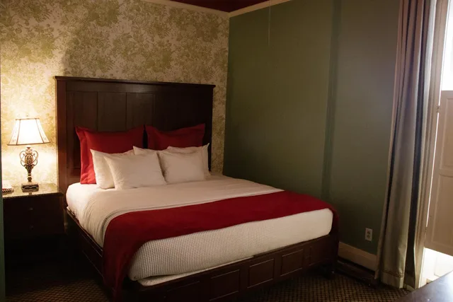 Room, Queen Bed, Balcony, The Crescent Hotel And Spa 1/3
