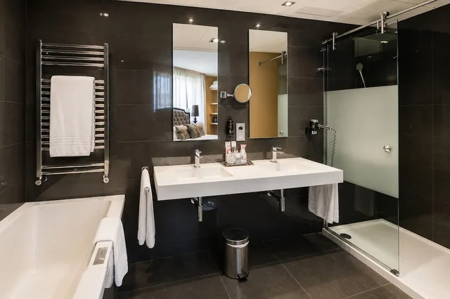 جناح بسرير كوين، Hotel Condestable Iranzo 9/10