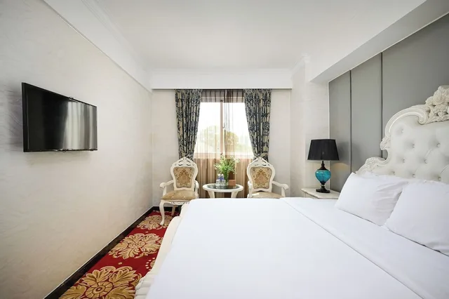 غرفة بريميوم بسرير كينج بإطلالة على المدينة، California Saigon Hotel & Rooftop Pool 1/10