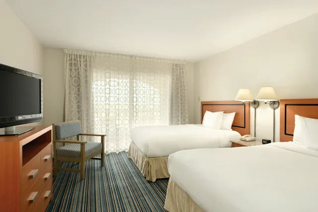 جناح بسريرين مزدوجين بإطلالة جزئية على البحر، Embassy Suites By Hilton Dorado Del Mar Beach Resort 2/2