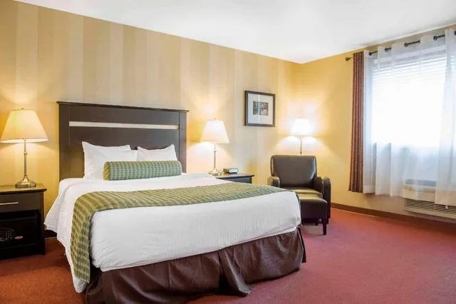غرفة بسرير مزدوج، Quality Inn & Conference Center Pembroke - Ontario 1/3