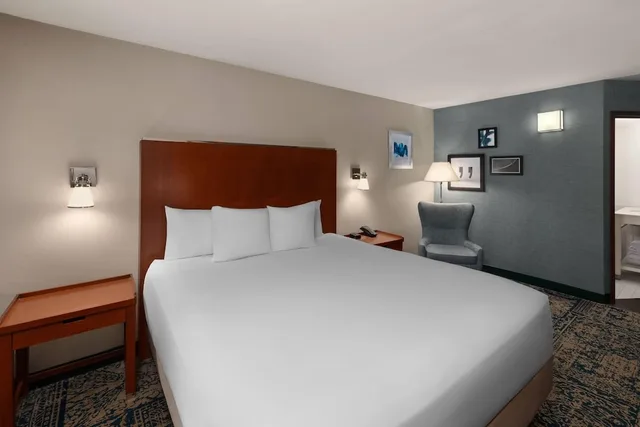غرفة ديلوكس بسرير كينج بشرفة، Wyndham Garden San Antonio Airport Northeast 1/10