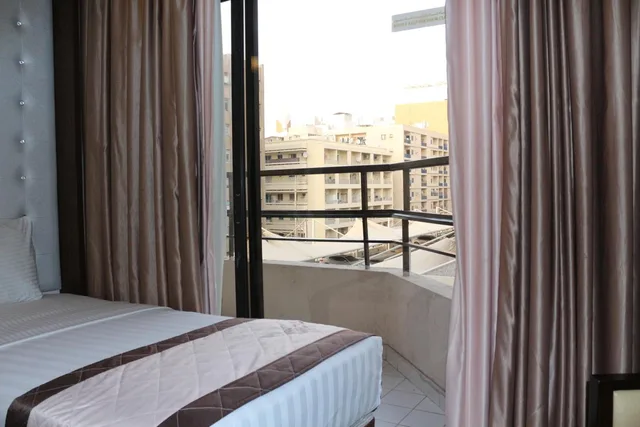 غرفة ديلوكس عائلية بسرير كينج وسرير فردي بإطلالة على البحر بشرفة، Al Khaleej Grand Hotel 2/4
