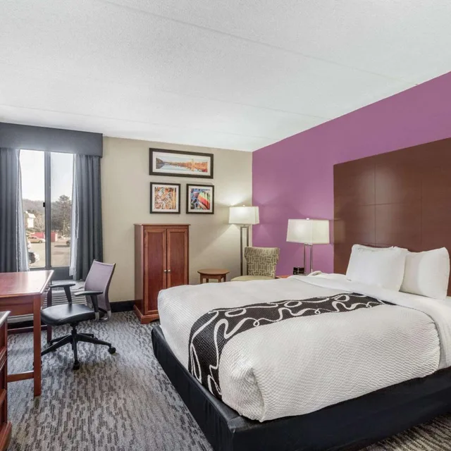 غرفة بسرير كوين بحوض استحمام لذوي الإعاقة، La Quinta Inn By Wyndham Binghamton Johnson City 2/5