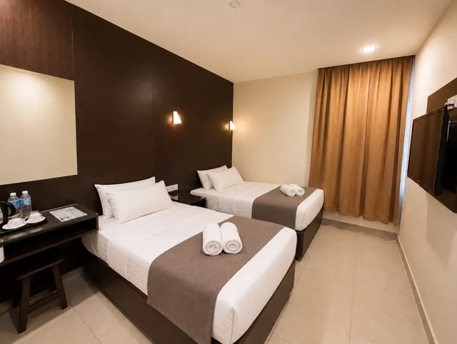 Room, Single, Twin Beds, No Window، Cathay Hotel 3/3