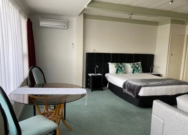 Studio, Double Bed, Chevron Motel 2/3