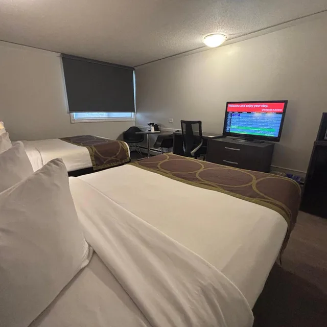 غرفة بسرير كينج وسريرين كوين، Super 8 by Wyndham Macleod Trail Calgary 5/9