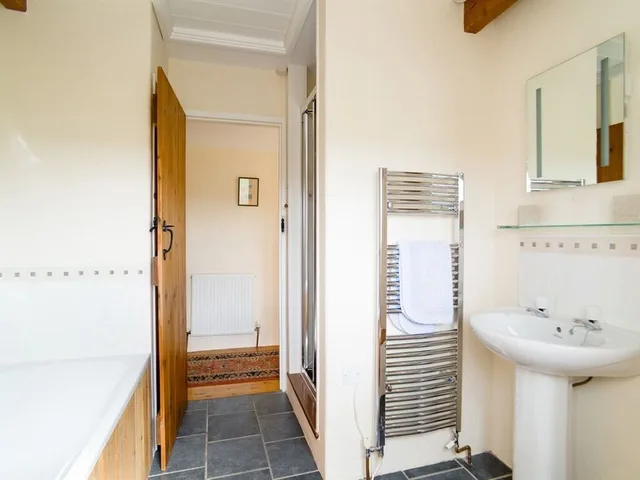 كوخ بسريرين منفصلين بحمام خاص، Degembris Cottages 2/2