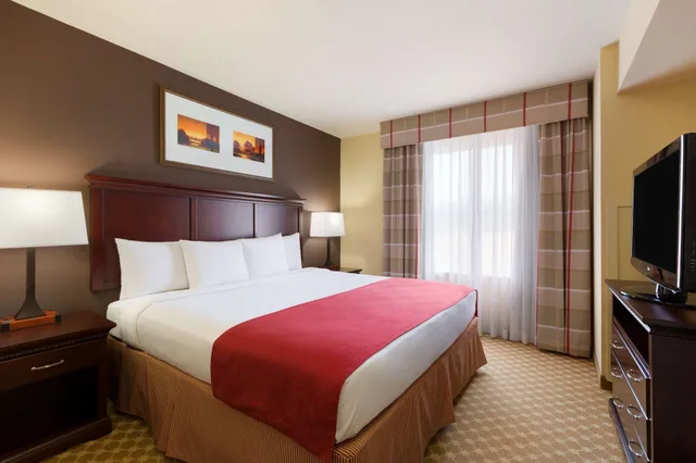 جناح ديلوكس بسريرين كوين بغرفة نوم واحدة مع أريكة، Country Inn and Suites By Radisson Ashland Hanover VA 2/5