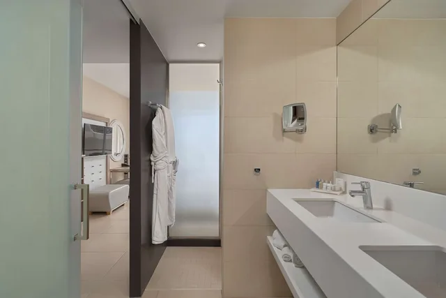 غرفة سوبيريور بسرير كينج بإطلالة على المسبح بشرفة، Radisson Blu Resort Spa Gran Canaria Mogan 8/10