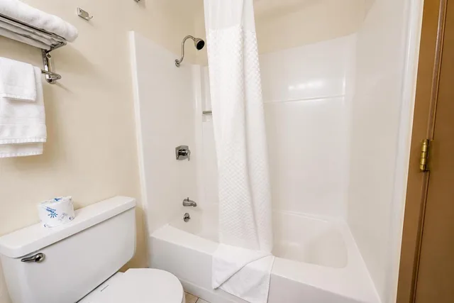 Studio, Suite, 3 Queen Beds, Fairbridge Inn And Suites 8/10