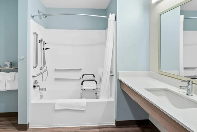 Efficiency, 2 Queen Beds, Accessible، WoodSpring Suites Greenville Airport 2/5