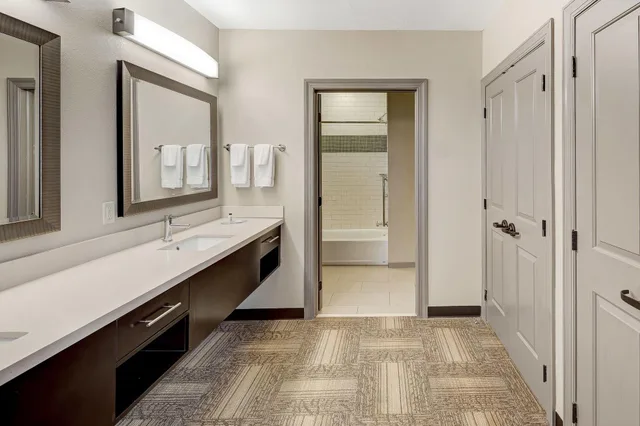 جناح بغرفتي نوم بمطبخ في الطابق الأرضي، Staybridge Suites BALTIMORE INNER HARBOR 4/5