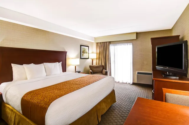 غرفة قياسية بسرير كينج، Quality Inn Kitchener, ON 3/6