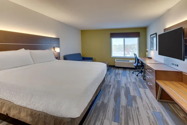 Standard, King Bed, Extra Floor Space, Sofa، Holiday Inn Express Fishkill-Mid Hudson Valley 1/7