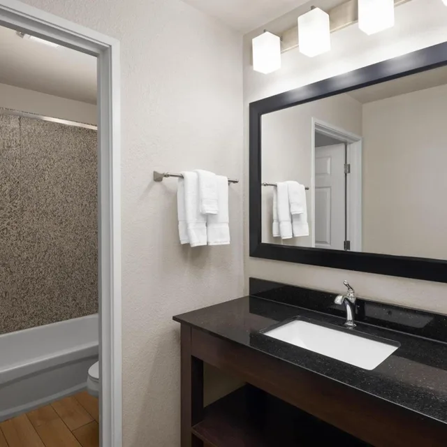غرفة بسرير كوين مع أريكة، La Quinta Inn & Suites by Wyndham Spokane Valley 2/4