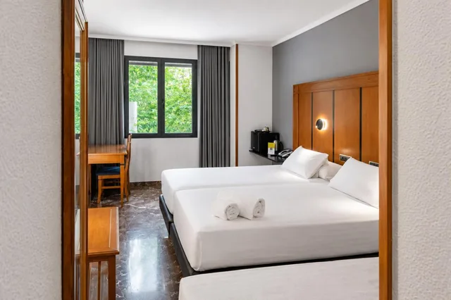 غرفة بسرير مزدوج أو سريرين منفصلين مع سرير إضافي، Hotel Condestable Iranzo 3/8