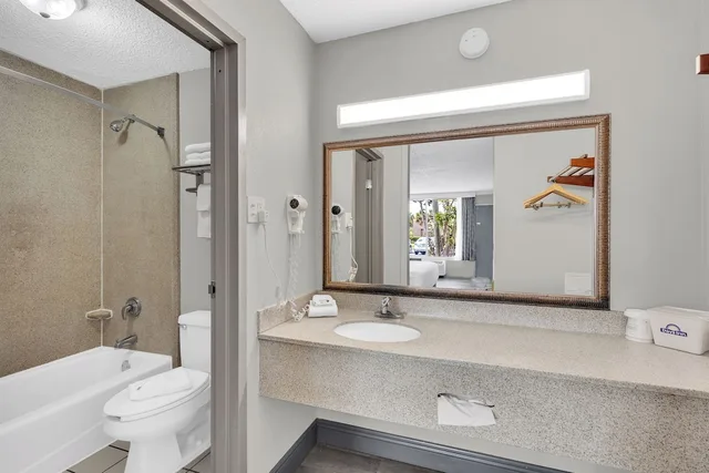 غرفة قياسية بسرير كينج، Days Inn by Wyndham Titusville Kennedy Space Center 5/6