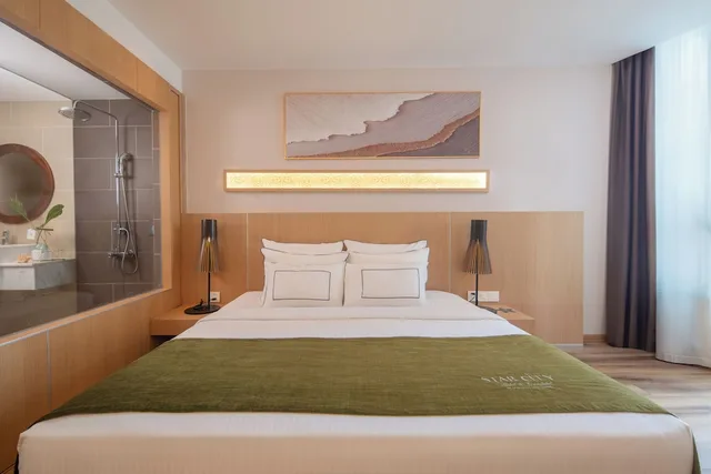 غرفة ديلوكس بسرير كينج بإطلالة على البحر، Starcity Bayfront Nha Trang Hotel 5/8