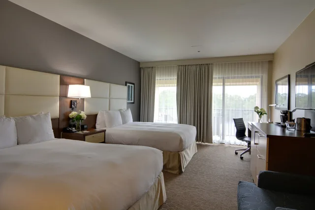 غرفة ديلوكس بسريرين كوين بشرفة، DoubleTree by Hilton Williamsburg 3/6