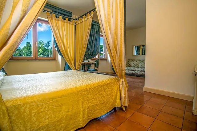 جناح جونيور، Hotel Il Quadrifoglio 1/2
