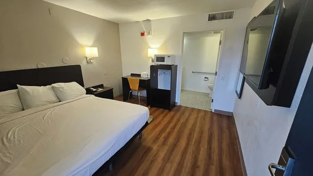 غرفة قياسية بسرير كينج لذوي الإعاقة، Motel6 Blythe, CA 1/10
