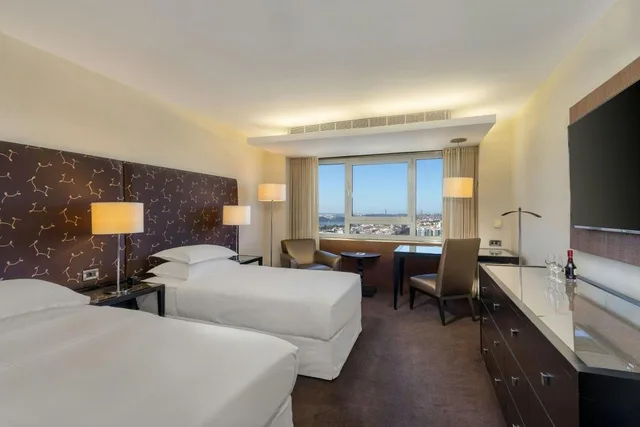 Guest Room, Premium, Twin Beds, Pool Access, High Floor، SHERATON LISBOA HOTEL AND SPA 1/3