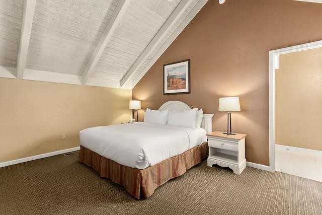 كوخ بسريرين منفصلين وسريرين كينج بغرفتي نوم مع أريكة، Sunrise Ridge Resort 6/9