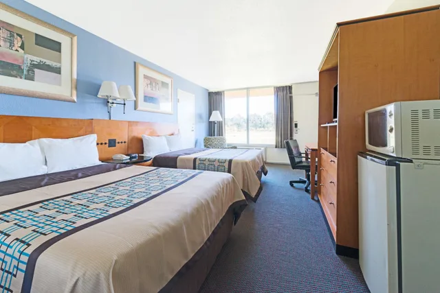 جناح بسرير كينج وسرير كوين بغرفتي نوم مع أريكة، Days Inn by Wyndham Luray Shenandoah 2/9