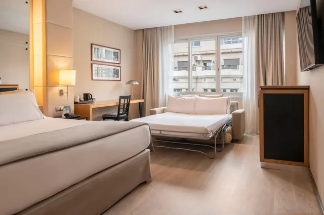 غرفة ثلاثية بسرير كينج، Hotel Hesperia Barcelona Presidente 1/10
