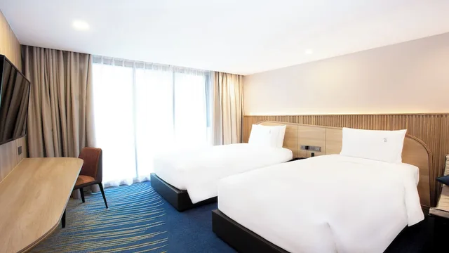 غرفة قياسية بسرير كوين وسرير فردي، Holiday Inn Express & Suites Bangkok Central Pier 4/10