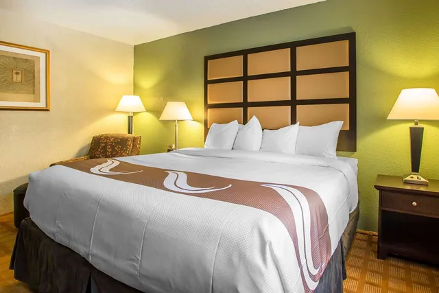 غرفة بسرير كينج لذوي الإعاقة، Quality Inn & Suites Marinette 1/2
