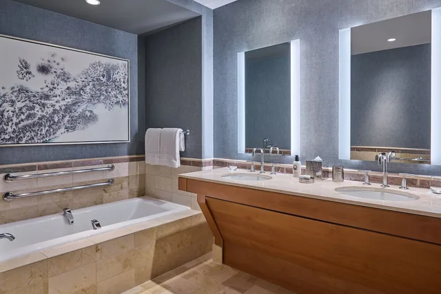 غرفة بسرير كينج لذوي الإعاقة، The Ritz Carlton Lake Tahoe 3/3