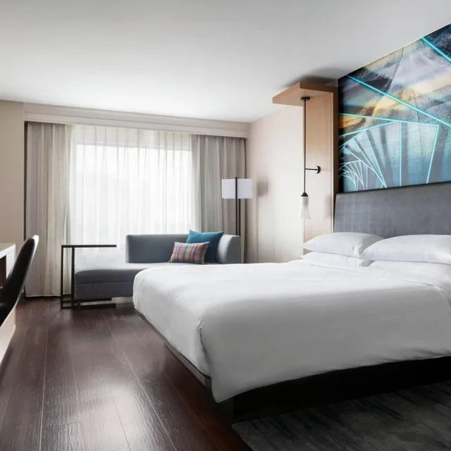غرفة بسرير كينج بحوض استحمام لذوي الإعاقة، Des Moines Marriott Downtown 1/8
