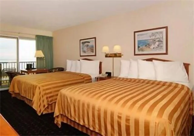 Island, Deluxe, 2 Queen Beds, Lake or Beach View, Balcony، Quality Inn & Suites Mackinaw City Beachfront 6/10