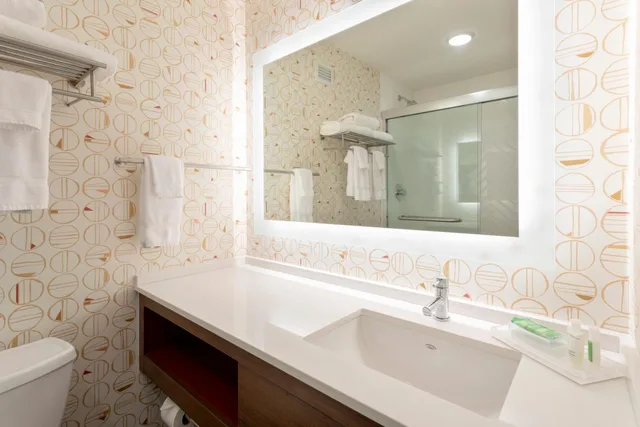 Room, King Bed, Sofa, Holiday Inn Express & Suites Rock Springs Green River 4/5