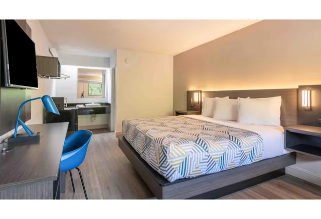 غرفة بسرير كينج لغير المدخنين، Motel6 Charlotte, NC - Coliseum 1/5