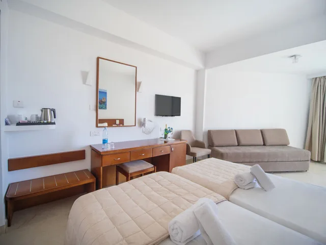 غرفة قياسية بسرير مزدوج بإطلالة على المسبح بشرفة، Avlida Hotel 2/6